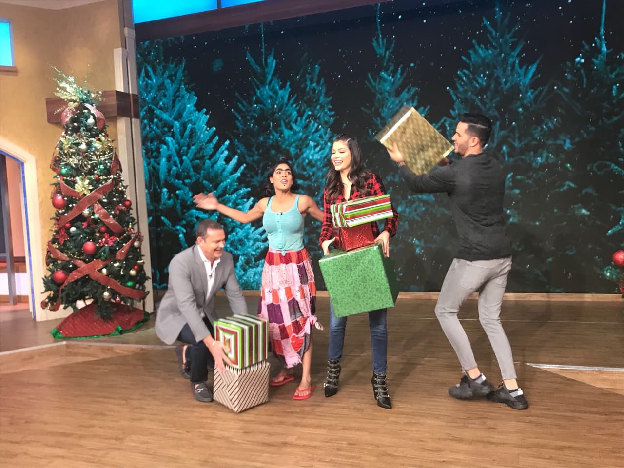 Luces, cámara, acción... Todos tomen sus regalos y a grabar.