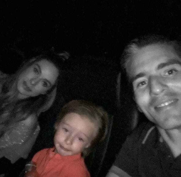 Mateo y sus muecas y caras chistosas matan de risa a sus papitos.