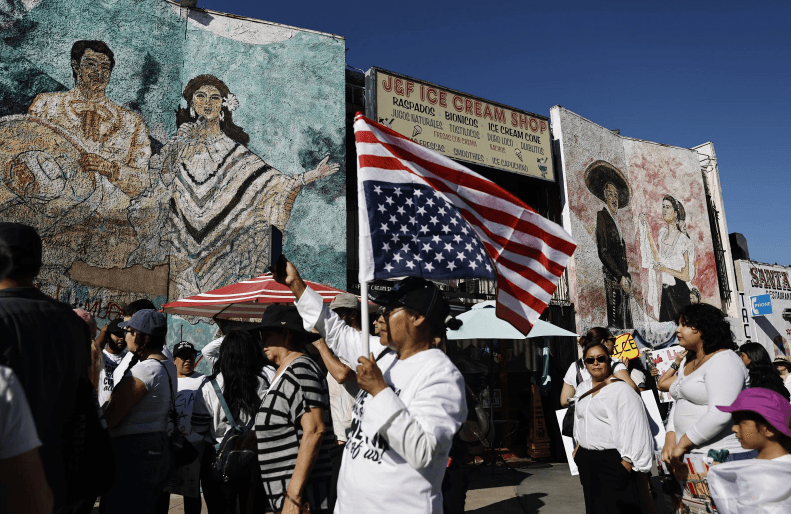Manifestantes anti-ICE marchan desde la Plaza del Mariachi durante el evento “Reclaim Our Streets” en el vecindario de Boyle Heights el 1 de julio de 2025.