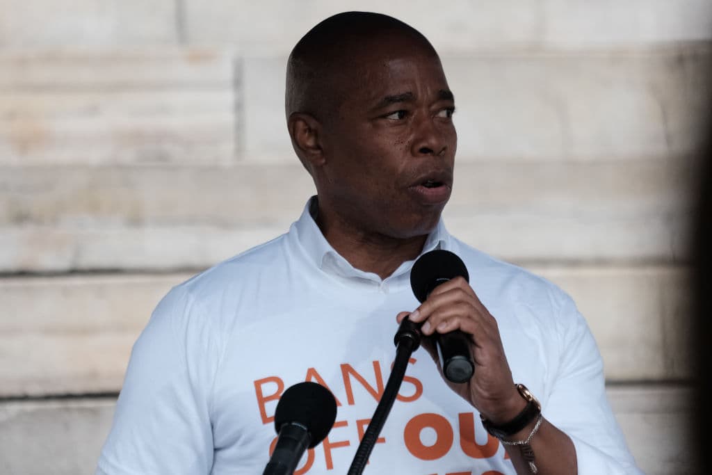 Eric Adams descarta separar la iglesia del estado y lo acusan de ir en contra de la Constitución