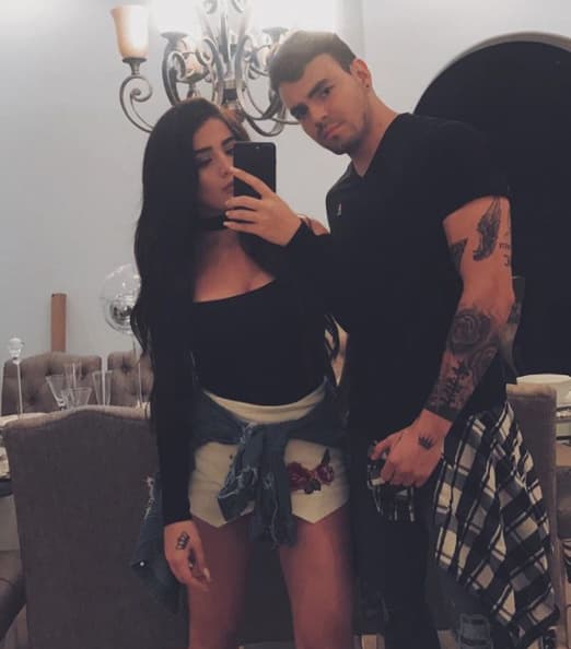 Aunque ellos no han dado detalles de su relación, Juan Pablo Jaramillo, uno de sus compañeros youtubers, confirmó a través de un 
<a href="https://www.youtube.com/watch?v=i7Y-zqQBRp4" target="_blank"><b>video</b></a> que Adriano y Antonella son novios.