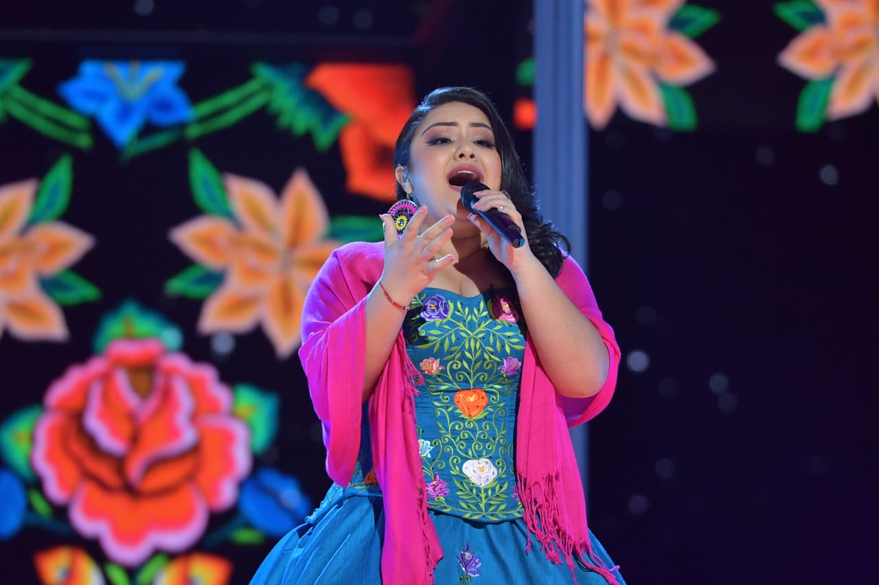 Al puro estilo de Jenni Rivera, con un colorido y amplio vestido, 
<b><a href="http://www.univision.com/shows/la-reina-de-la-cancion/con-un-vestido-al-estilo-jenni-rivera-nuestra-querida-sandra-subio-al-escenario-e-interpreto-cuando-el-destino-video">Sandra Padilla entonó 'Cuando el destino'</a></b>.