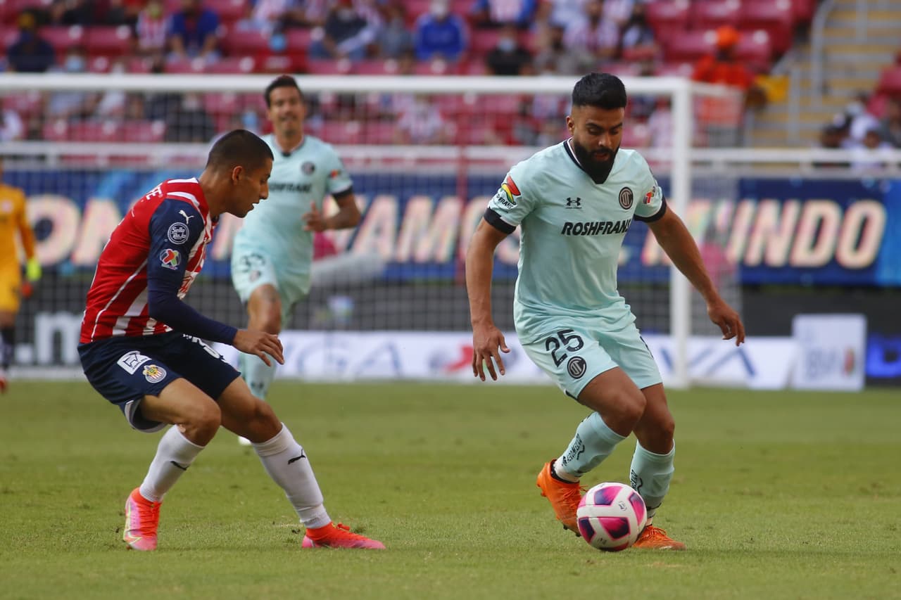 Cisneros arrancó como lateral, a pesar de ser naturalmente un volante, pero no lo hizo mal.