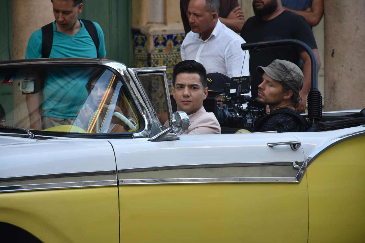 Atento a las indicaciones del director del videoclip, Jessy Terrero, Luis se emocionó cuando le informaron que manejaría un auto clásico.