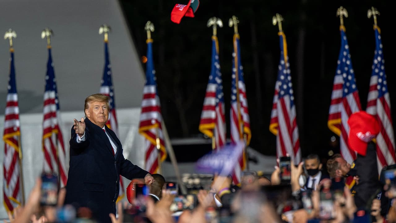 "Si me postulo y gano, trataremos a esa gente del 6 de enero con justicia", dijo Trump sobre los manifestantes que 
<a href="https://www.univision.com/temas/asalto-al-capitolio">asaltaron el Capitolio</a>. "Y si se requieren indultos, les daré indultos porque están siendo tratados injustamente", aseguró.