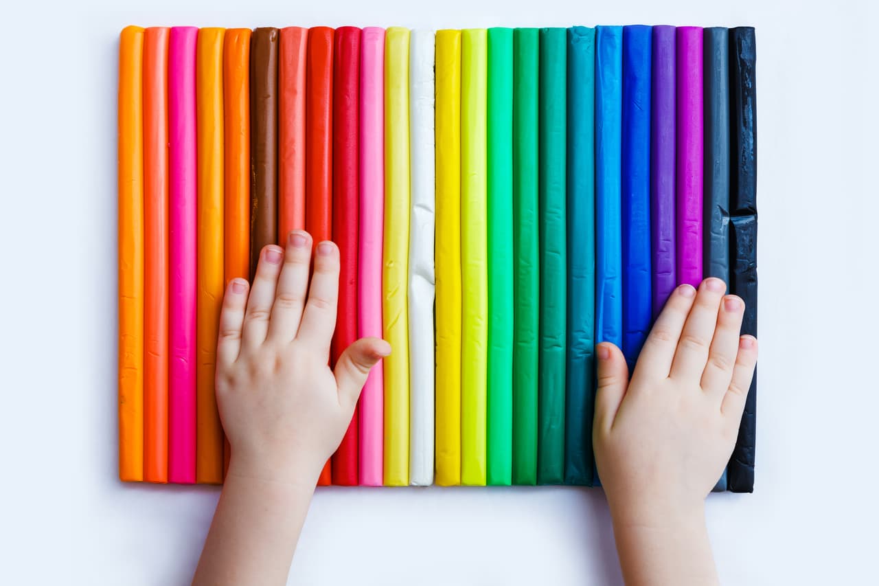 <b>Plastilina</b>
<br>
<br>En la Segunda Guerra Mundial, el ingeniero de General Electric James Wright combinó aceite de silicona y ácido bórico cuando intentaba encontrar 
<a href="https://www.britannica.com/topic/brandy"><u>una alternativa barata al caucho de los tanques</u></a>, ropas y otros instrumentos militares. 
<br>
<br>El invento no funcionó, pero el material suave y elástico que produjo cautivó a los niños.