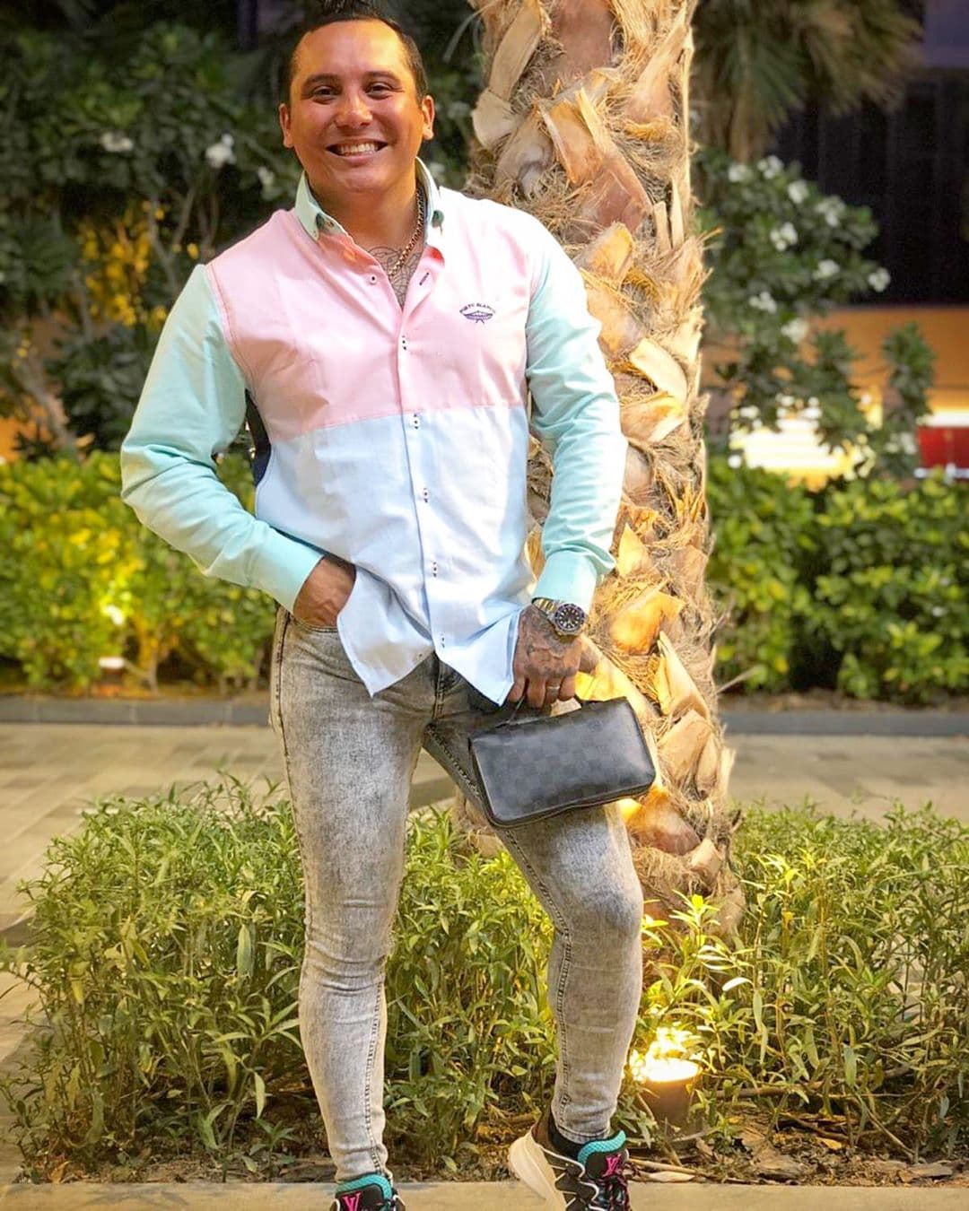 Un ejemplo fue cuando en agosto pasado, el vocalista de La Trakalosa de Monterrey compartió una fotografía en Instagram con
<b><a href="https://www.univision.com/famosos/los-que-critican-a-edwin-luna-por-usar-skinny-jeans-no-saben-nada-de-moda-fotos">pantalones muy ajustados</a></b>, la cual causó revuelo entre sus seguidores.