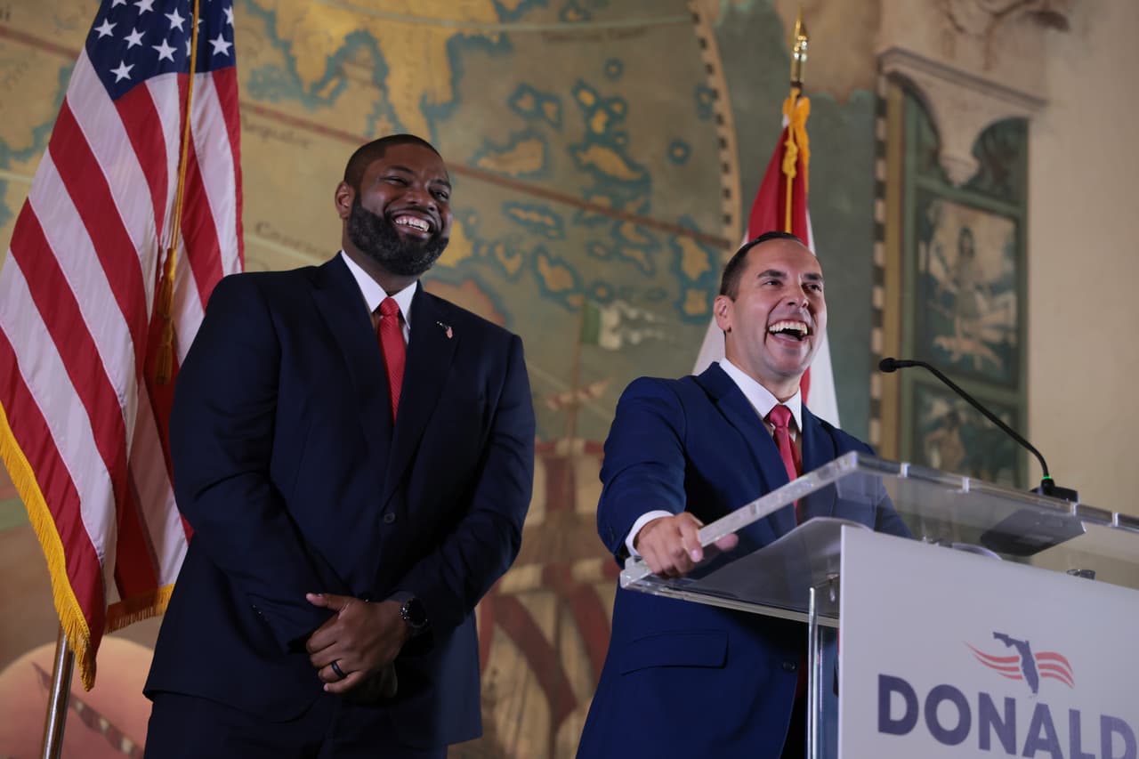 <b> Bryan Ávila, el elegido para acompañarlo. </b>Ávila, republicano de Miami-Dade, nació en Hialeah y representa el Distrito 39 del Senado estatal, que incluye Hialeah, Hialeah Gardens y Miami Lakes. Antes fue representante estatal durante ocho años.