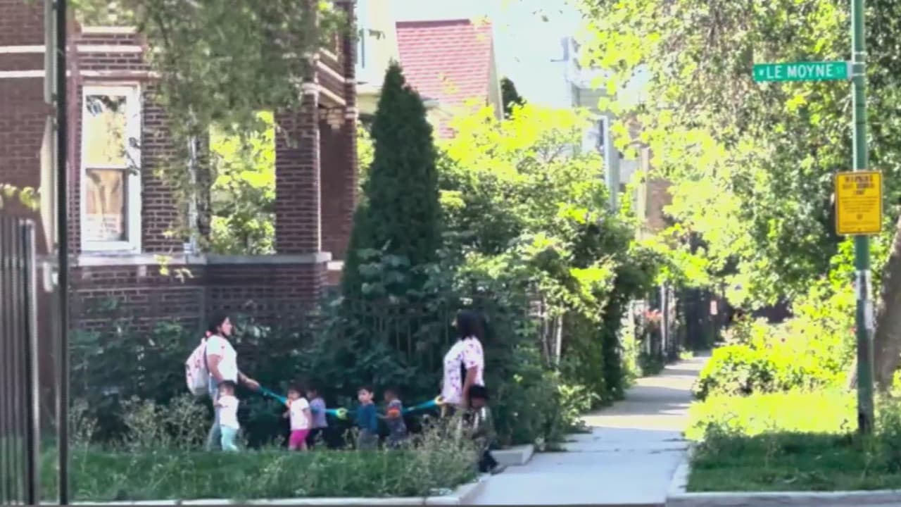 Madre encara a sujeto que quiso raptar a niña de 8 años; Policía de Chicago lo busca