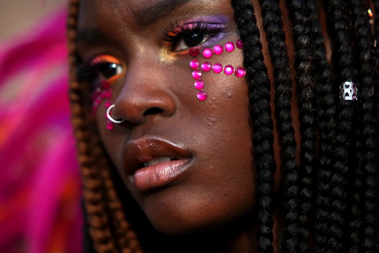 Una mujer con un maquillaje colorido.