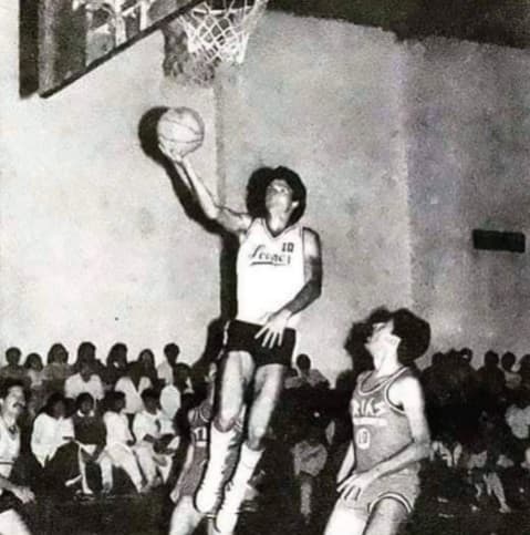 Antes de dedicarse por completo a la música, destacó en Guatemala como basquetbolista, al lograr un total de 79 puntos, marca que prevaleció hasta 2005.