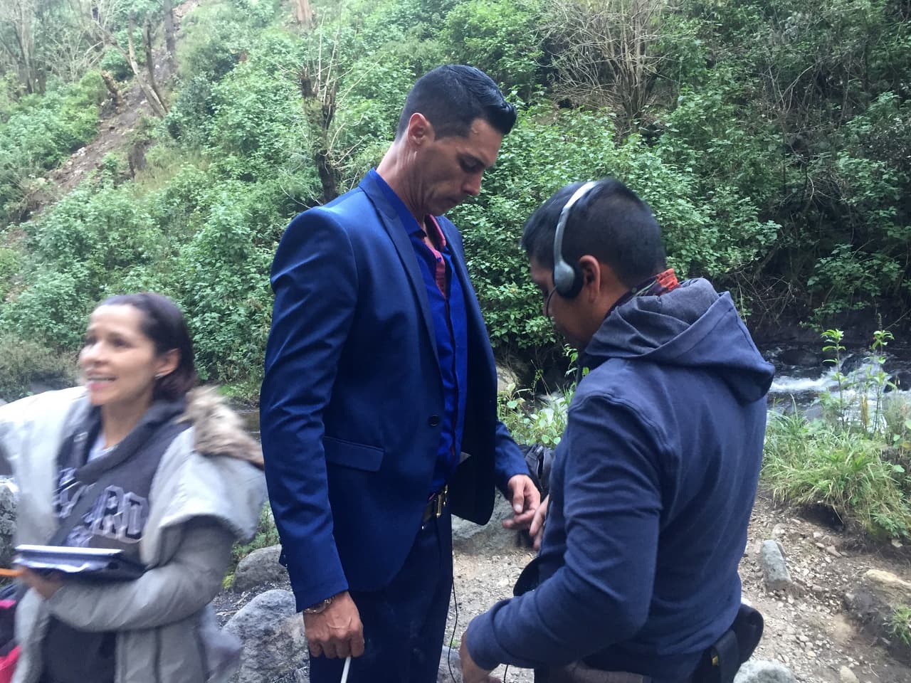 El actor escuchaba atento las indicaciones de la producción.