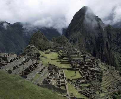 De acuerdo con el diario peruano El Comercio, desde el domingo 13 de diciembre se anunció un 
<b><a href="https://www.elcomercio.com/tendencias/protestas-cierre-machu-picchu-peru.html" target="_blank">cierre "indefinido" en Machu Picchu </a></b>debido a las restricciones sanitarias y una serie de protestas de los habitantes de la zona. 
<br>