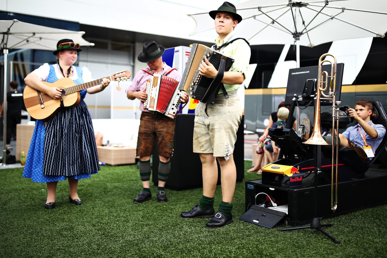 La pasión desde los pits, la alegría de los pilotos como el mexicano Sergio Pérez y el colorido tradicional hacen parte de la previa del Gran Premio de Austria de la Fórmula 1.
