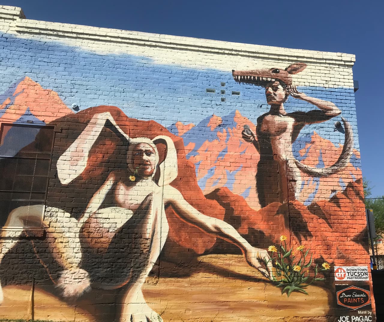 El mural “Borderlands” se encuentra en el
<a href="https://goo.gl/maps/QXrsqSFuKAETTVLs7" target="_blank">119 E. Toole Avenue. </a>
<br>
<br>Artista: Joe Pagac