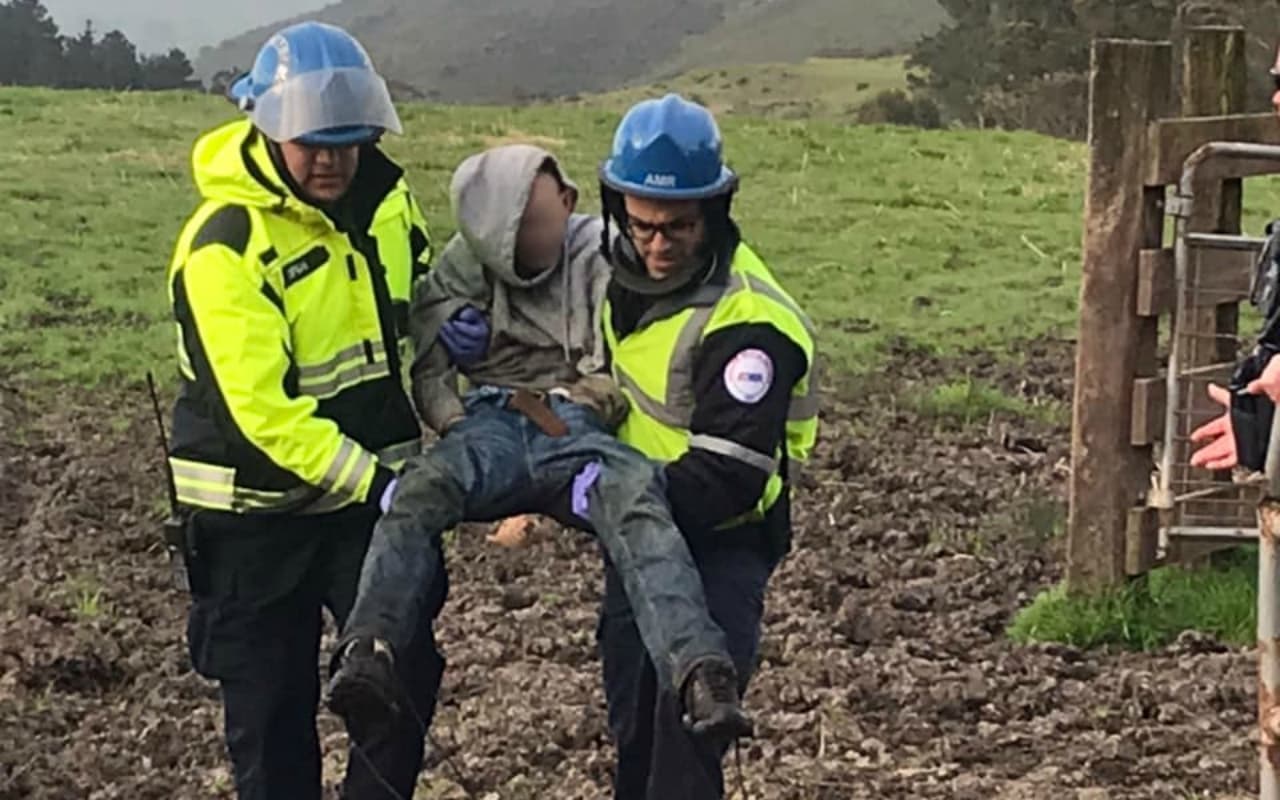 Perdió sus lentes y su celular se quedó sin batería: mujer de 68 años gatea a ciegas hasta ser rescatada de una colina