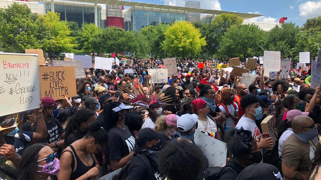 Miles de personas se congregaron en el Discovery Green, antes de las 3:00 p.m. que fue la hora convocada para la marcha por 
<a href="https://www.univision.com/local/houston-kxln/asi-transcurre-la-marcha-en-houston-apoyando-a-george-floyd">George Floyd. </a>