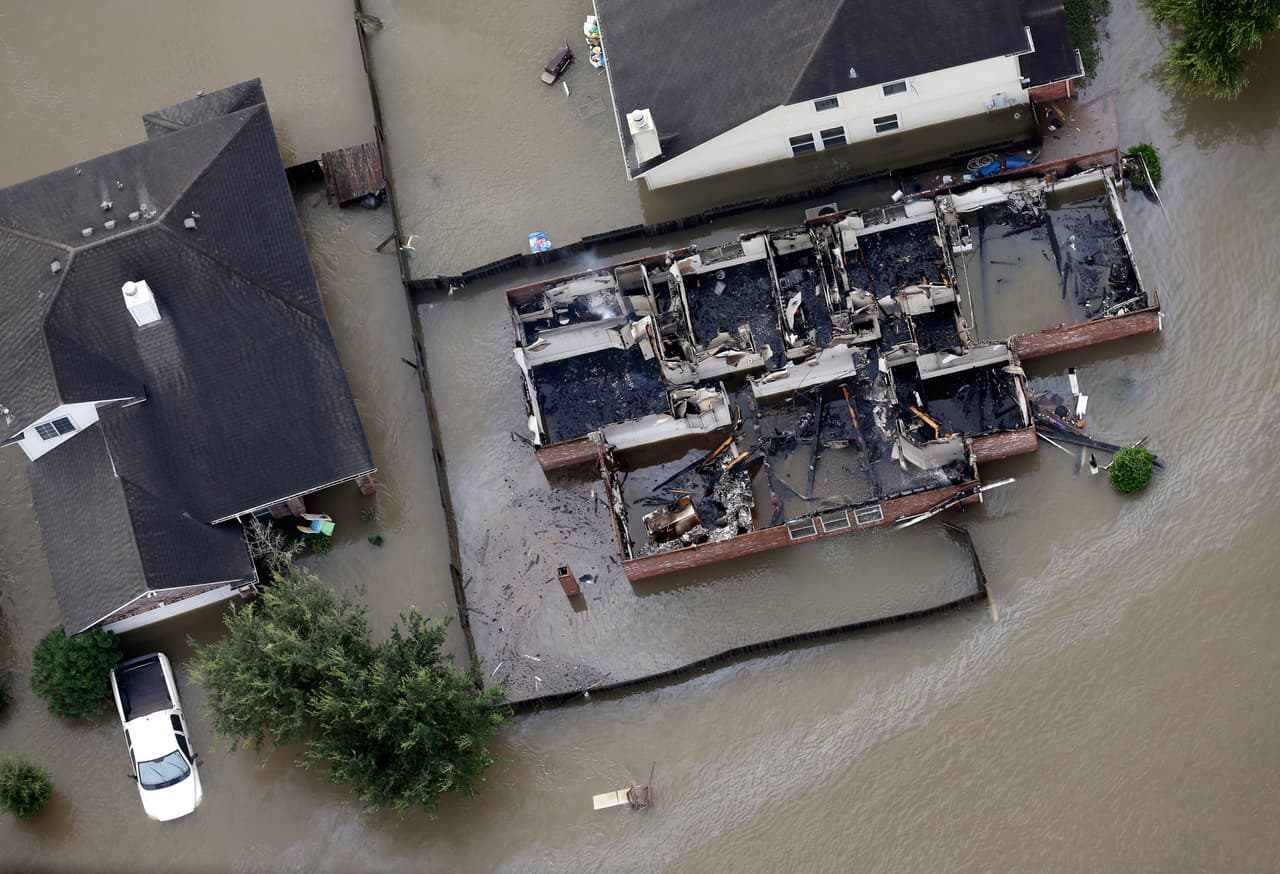 Una casa perdió el techo en mitad de la inundación por Harvey en Spring, al norte de Houston.