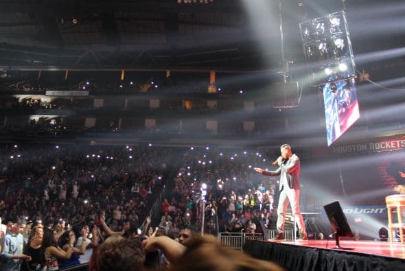 El Rey de la Bachata tuvo casa llena en el Toyota Center este miércoles, ve aquí las mejores imágenes de la noche.