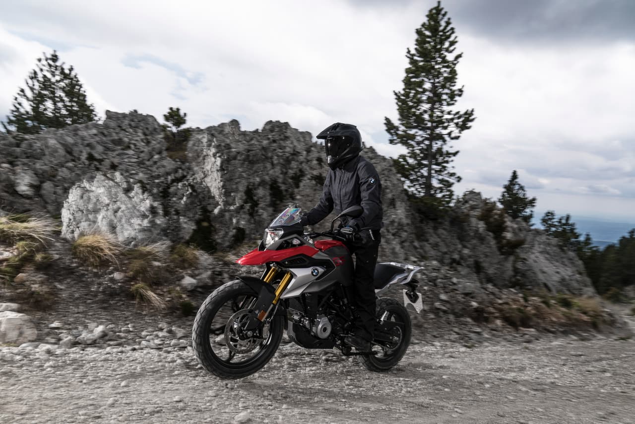 Obviamente el precio es un factor fundamental para el éxito de este producto. Por ello, BMW hizo algo muy inteligente, tomo algunos de los componentes de una de sus
<b><a href="https://www.univision.com/temas/motocicletas">motocicletas</a></b> más exitosas la
<b>BMW G 310 R</b>.