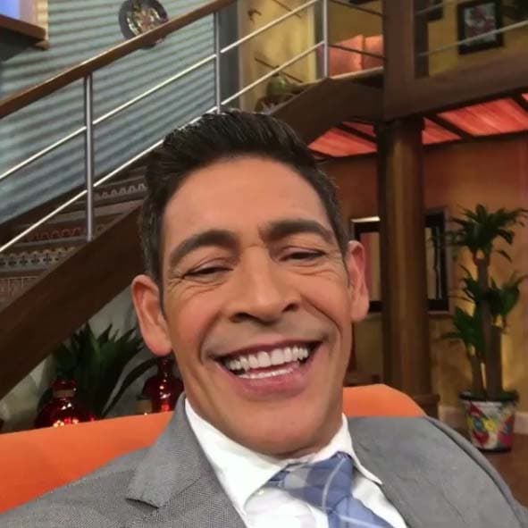 Johnny Lozada nos mostró su mejor sonrisa para celebrar este día tan feliz.