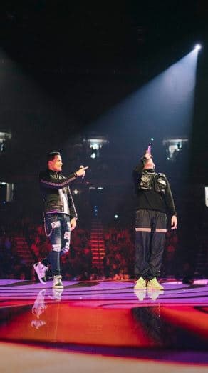 Asimismo, durante su concierto el cantante de 24 años de edad comentó: "¡Puerto Rico puñeta! Tanto tiempo esperando este día, por fin llegó. Y no puede ser más perfecto el recibimiento en mi corazón [...]".