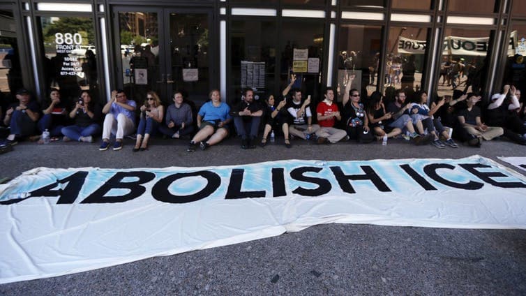 Los manifestantes plantean abolir el ICE.