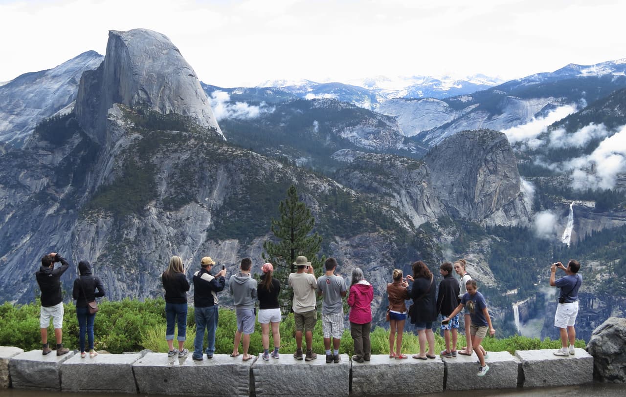 El
<b> Parque Nacional Yosemite</b> es uno de los primeros parques naturales de Estados Unidos. 
<a href="https://www.nps.gov/yose/espanol/index.htm"><u>https://www.nps.gov/yose/espanol/index.htm</u></a>