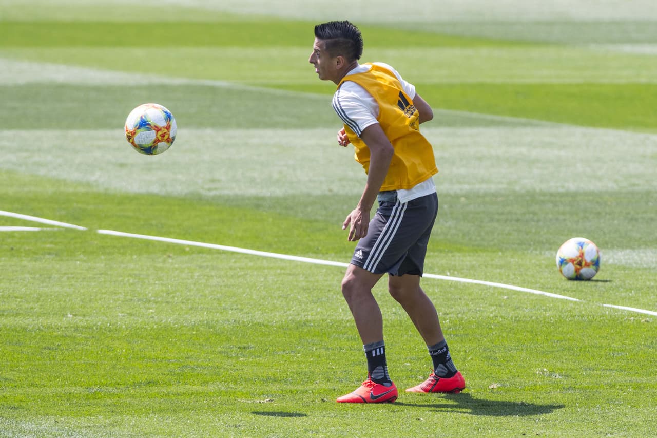 El argentino Gerardo Martino, técnico de la 
<b>Selección Mexicana</b>, realiza ajustes con los 
<a href="https://www.univision.com/deportes/futbol/mexico/los-rostros-de-gerardo-tata-martino-en-la-rueda-de-prensa-de-cara-a-la-copa-oro-fotos" target="_blank">jugadores de su convocatoria</a> para la 
<b>Copa Oro</b>, su primer reto en un torneo oficial con el 'Tri'.