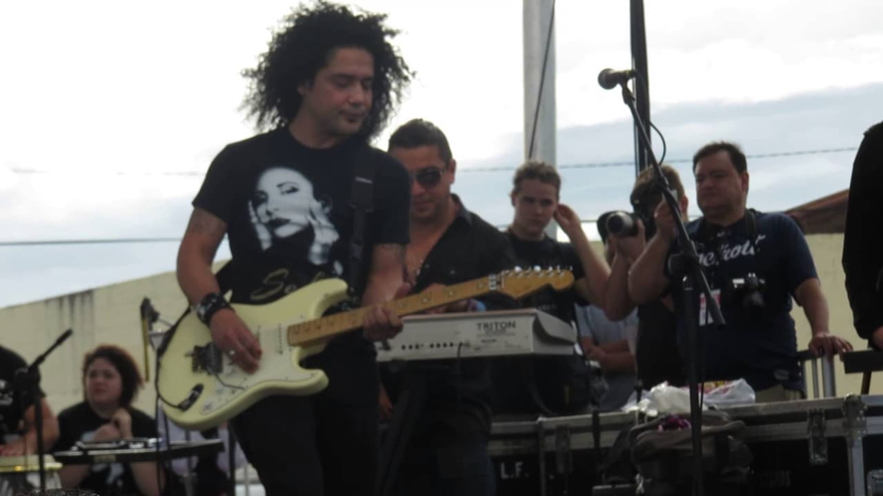 En el 2015, durante el festival 
<b>‘Fiesta de la Flor’</b> que se lleva a cabo en Corpus Christi, el exintegrante de ‘Selena y Los Dinos’ vistió esta playera con la imagen de 
<b>‘La Reina del Tex-Mex’</b>.