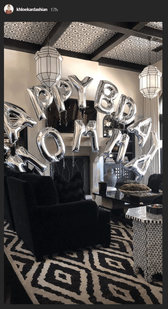 Pero la gran ausente, en horas de la tarde, fue la matriarca 
<b><a href="https://www.univision.com/entretenimiento/que-esconde-el-closet-de-kris-jenner">Kris Jenner</a></b>, quien no tardó en
<b> <a href="https://www.univision.com/entretenimiento/alta-tension-alrededor-de-khloe-kardashian-y-tristan-thompson-kris-jenner-ya-saco-las-garras-fotos ">sacar las garras</a></b> tras el escándalo en abril y supuestamente obligó a Thompson a firmar un contrato que 
<b>compromete gran parte de su fortuna para su hija True</b>.