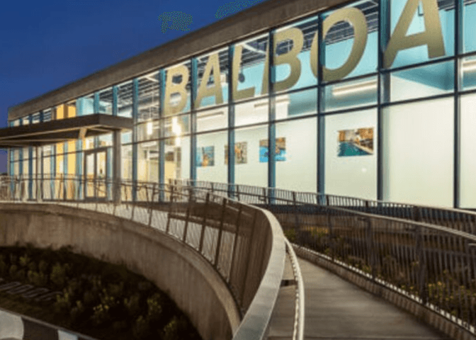 El centro de recreación 
<a href="https://sfrecpark.org/destination/balboa-park/balboa-pool/" target="_blank">Balboa</a>, ubicado en la cuadra 51 de la calle Havelock en San Francisco. El parque de aproximadamente 1.1 millones de pies cuadrados tiene múltiples canchas de fútbol, béisbol, tenis y baloncesto, un área de juegos para niños, un parque de patinetas y una piscina.