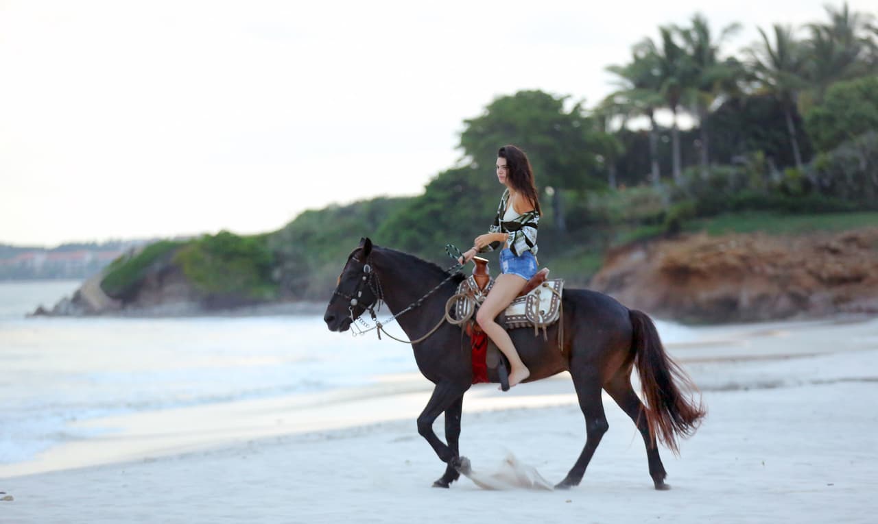 Kendall disfrutó de un paseo a caballo por la playa.