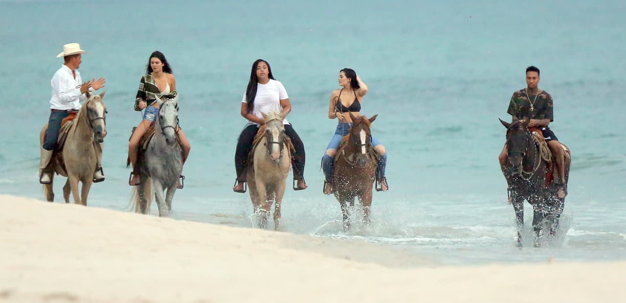Kendall disfrutó de un paseo a caballo por la playa.