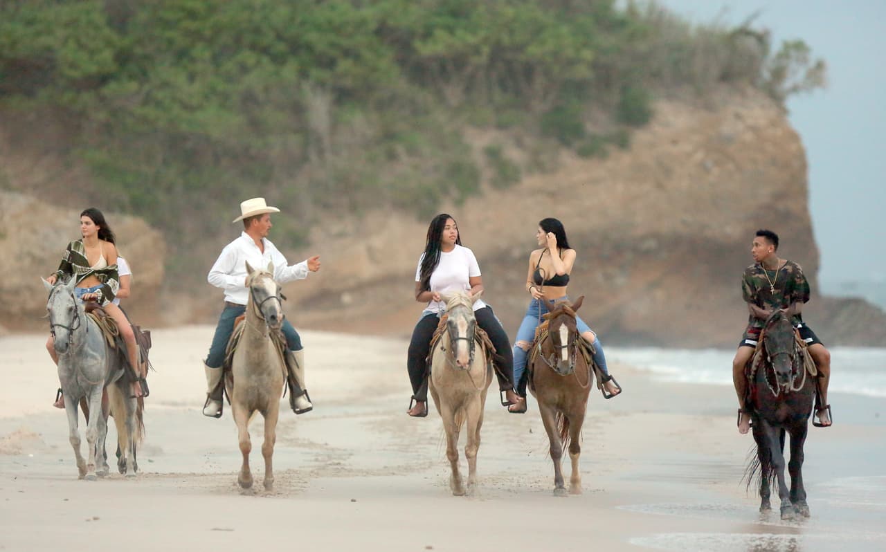 Las hermanas contrataron unos guías para disfrutar su paseo.
