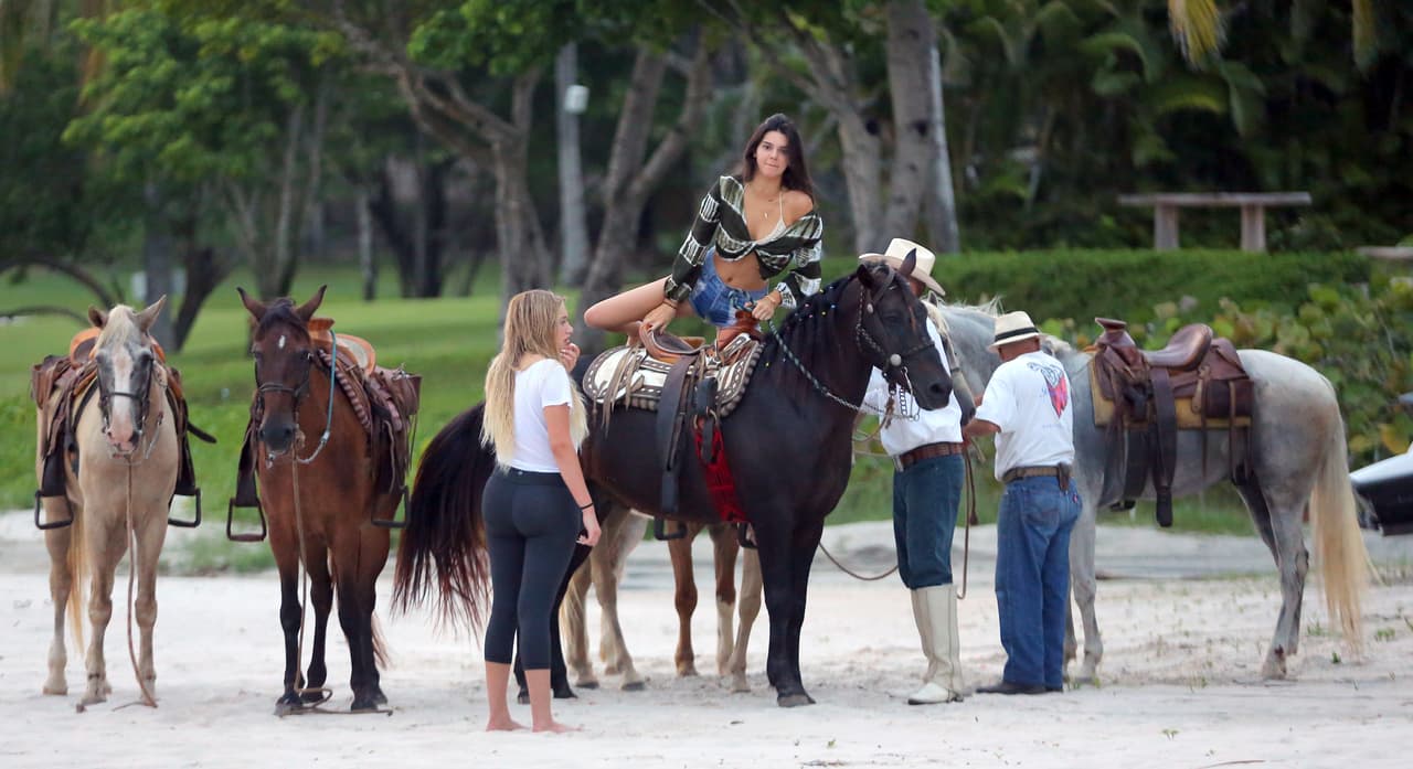 Kendall disfrutó de un paseo a caballo por la playa.