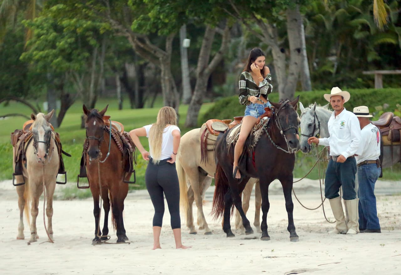 Kendall disfrutó de un paseo a caballo por la playa.