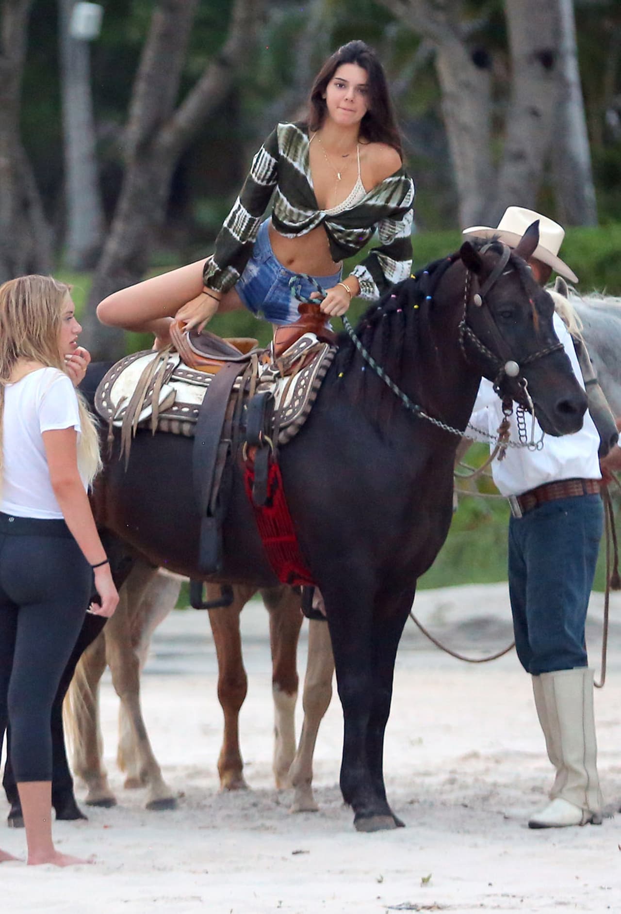 Kendall disfrutó de un paseo a caballo por la playa.