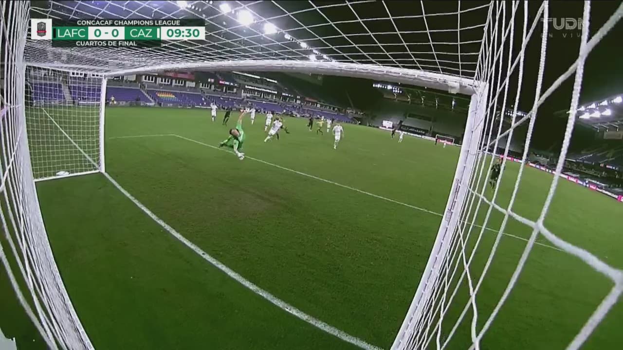 ¡Poste! El disparo potente de Diego Rossi pega en el travesaño