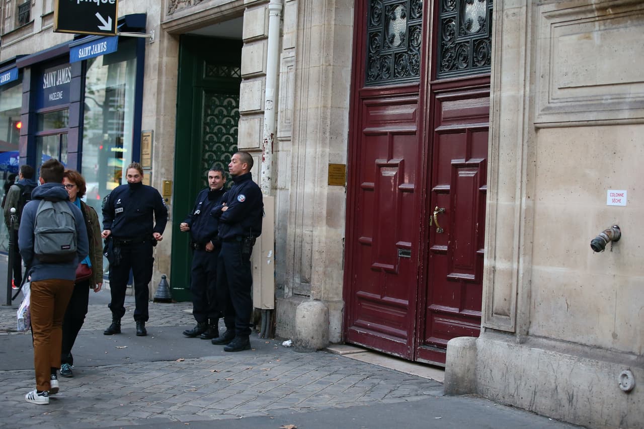 Las puertas del hotel siguen resguardadas por la policía.