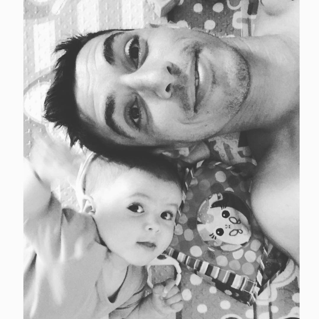 "Mi vida en una foto" es lo que piensa la protagonista de '
<b><a href="http://www.univision.com/novelas/mi-marido-tiene-familia">Mi marido tiene familia</a></b>' de esta foto, pues su marido y su bella hija se han convertido en su todo, ellos ocupan su pensamiento día y noche.