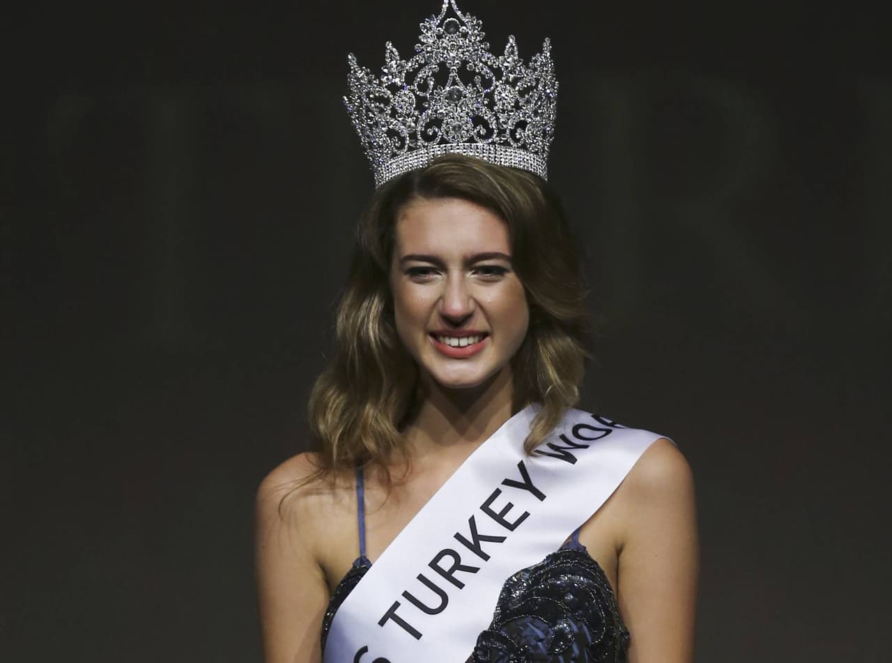 <b>El tuit sobre la menstruación que le costó el título a Miss Turquía</b>
<br>La organización del concurso 
<a href="http://www.missturkey.com.tr/">Miss Turquía</a> retiró en septiembre el título a la modelo 
<a href="https://www.instagram.com/itiresen/">Itir Esen</a> al descubrir que había tuiteado un mensaje en el que comparó la sangre de su menstruación con la de las víctimas del fallido golpe de Estado de 2016, que costó la vida a 250 personas.