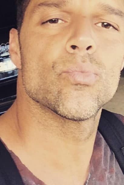 Selfies enviando besos para todas sus fans.