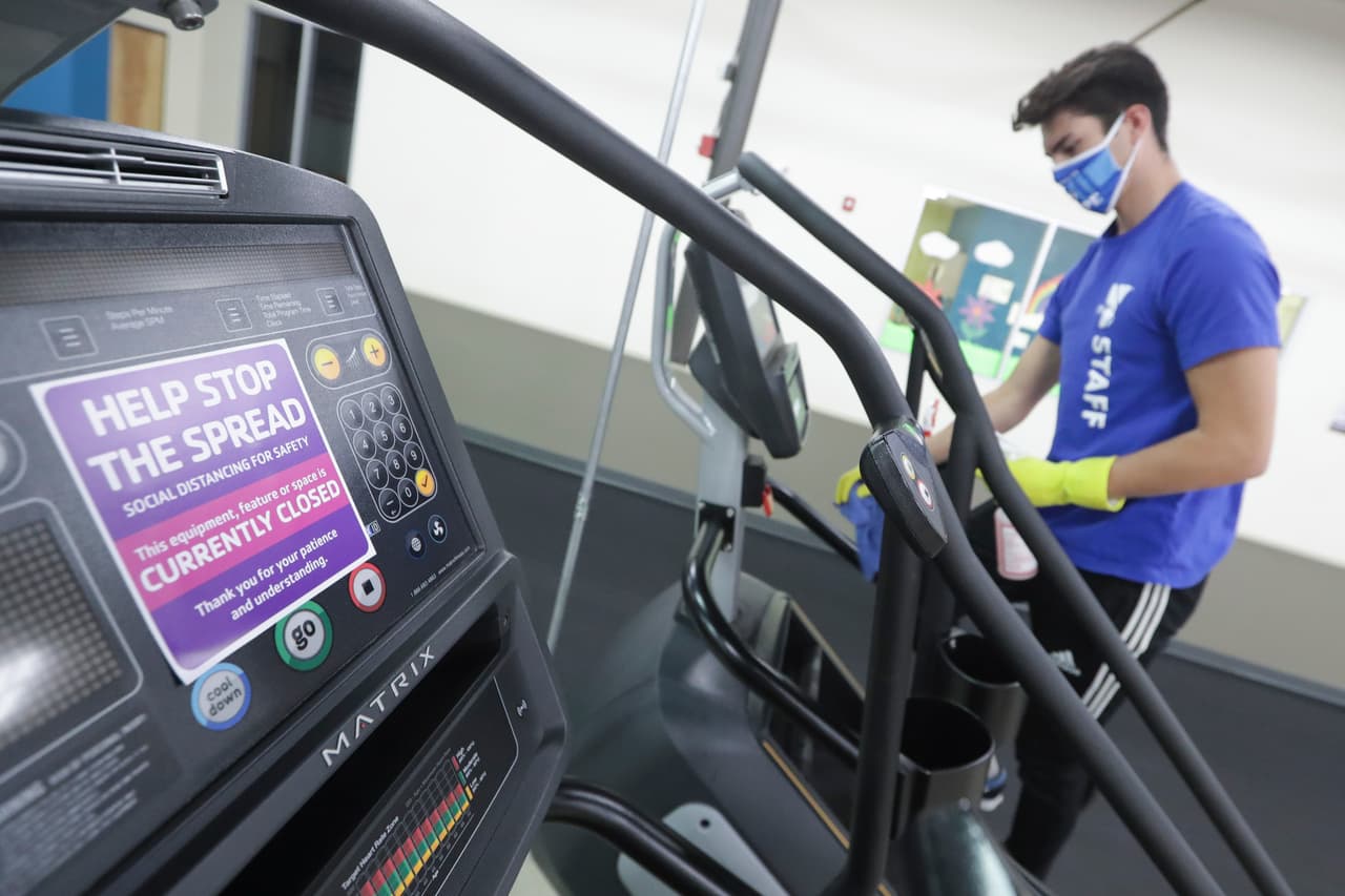 En Tennessee, el gobernador Bill Lee, republicano, permitió la reapertura en la mayoría de los condados, comenzando con restaurantes el 27 de abril, las tiendas minoristas el 29 de abril y los gimnasios el 1 de mayo, con distanciamiento social. En la fotografía, un empleado de YMCA desinfecta los equipos del gimnasio en la ciudad de Dickson.