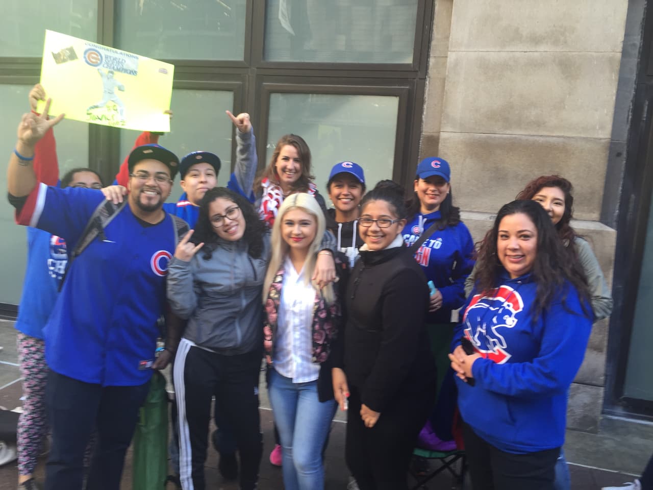 Las primeras 175 personas en fila y que compren 35 dólares en mercancía oficial de Locker Room tendrán la oportunidad de conocer al infielder del equipo y de que les dé un autógrafo.
<br>