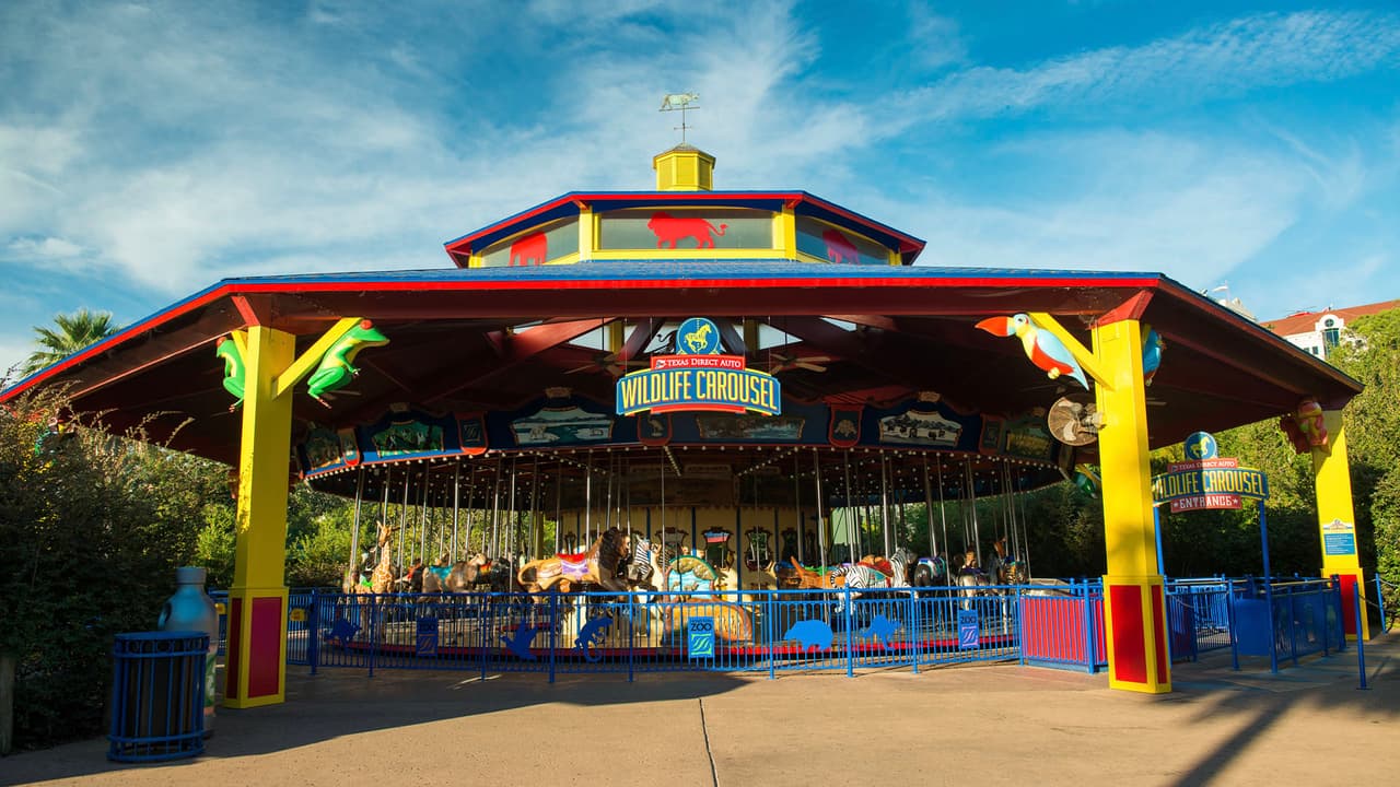 Para que los niños se suban al
<b>Carrusel de Vida Salvaje</b>, se deberá comprar un boleto en la página web del zoológico para mantener la distancia social entre los menores.
<b> El personal limpiará y desinfectará el carrusel entre cada viaje</b> y el desinfectante de manos también estará disponible para ser usado por los visitantes.