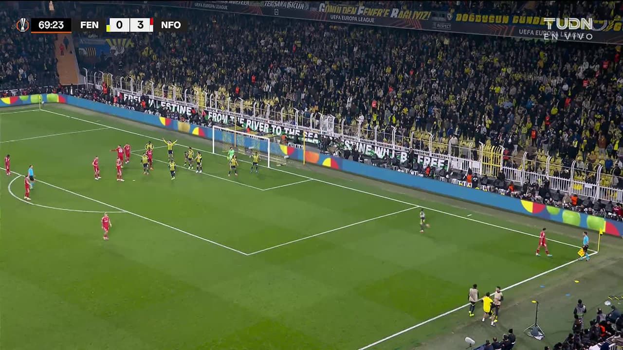 ¡TIRO ATAJADO! disparo por Callum Hudson-Odoi.