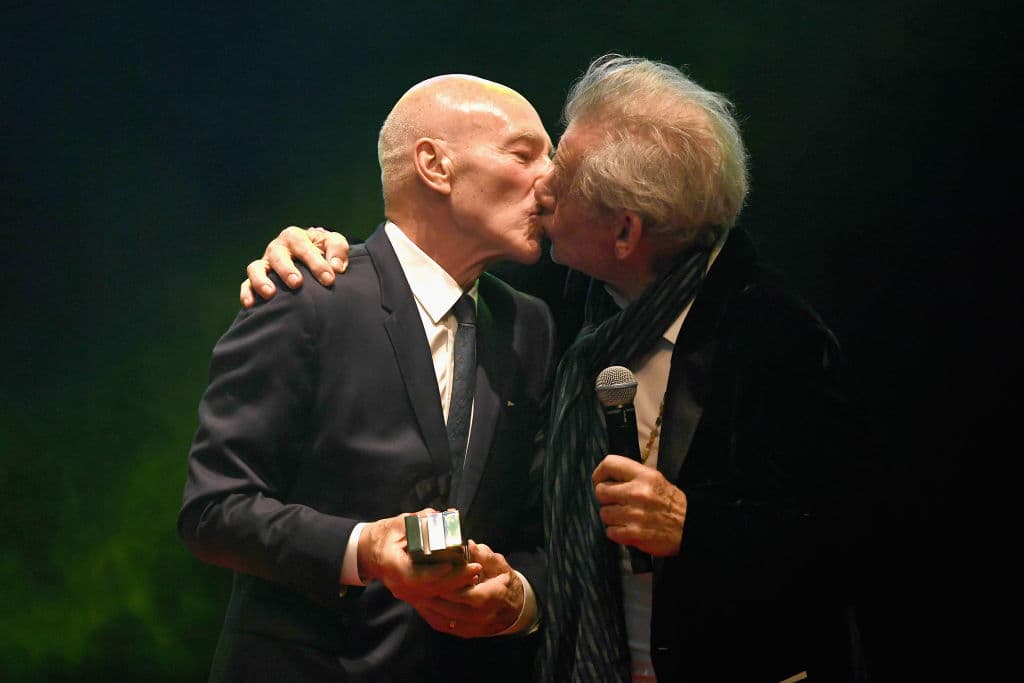 Sir Ian McKellen besa a Sir Patrick Stewart al darle un premio