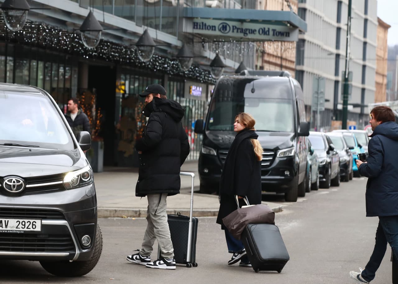 Luego de que disfrutaron de Praga, Gerard, Clara, Marc y María se dejaron ver, con todo y maletas, a las afueras del hotel. 
<br>