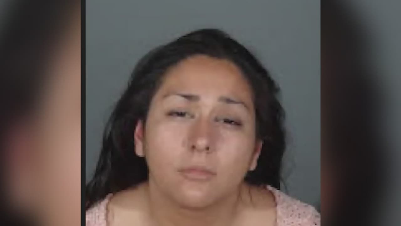 <b>Video imágenes sensibles: Madre drogada acuchilla a su hijo de 10 años y, al llegar la policía, la mujer fue baleada</b>
<br>
<br>Evelyn Real, de 31 años, se atrincheró en su casa junto a su hijo, de 10 años. La abuela lloraba desesperada para que lo soltara y llamó a la policía. Los oficiales dispararon cuando la mujer hirió al pequeño. La mujer fue baleada.